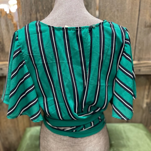 Women’s tie-back green-striped crop top - Picture 4 of 7